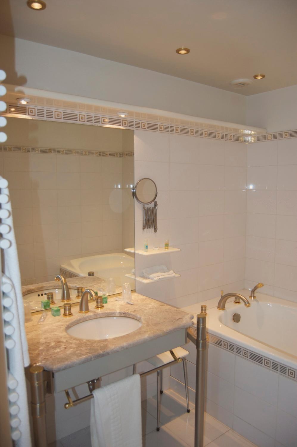Hotel Absolue Renaissance Magny-Cours Esterno foto